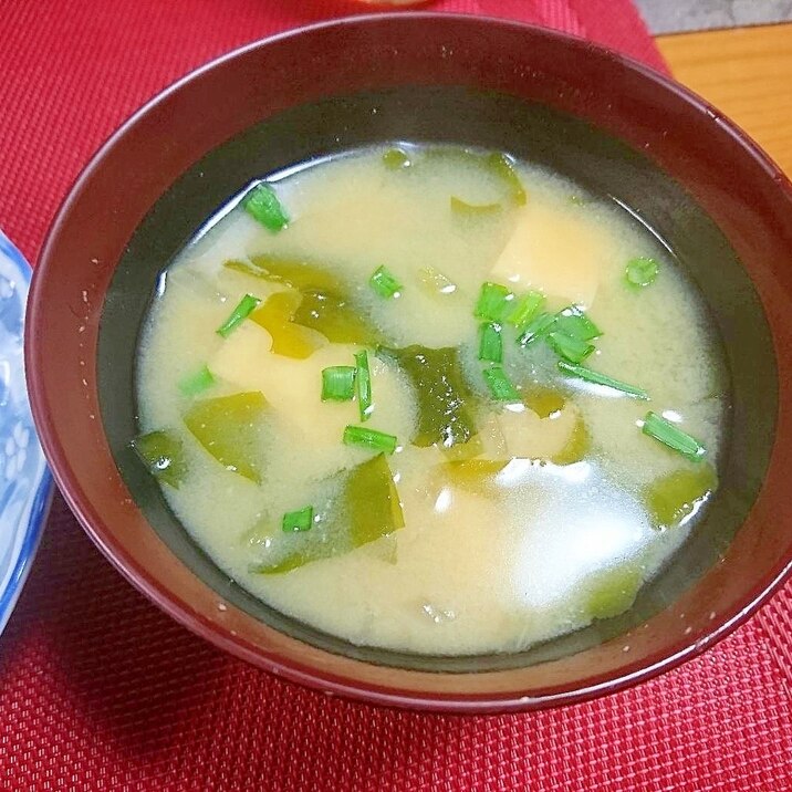 油揚げとわかめの味噌汁